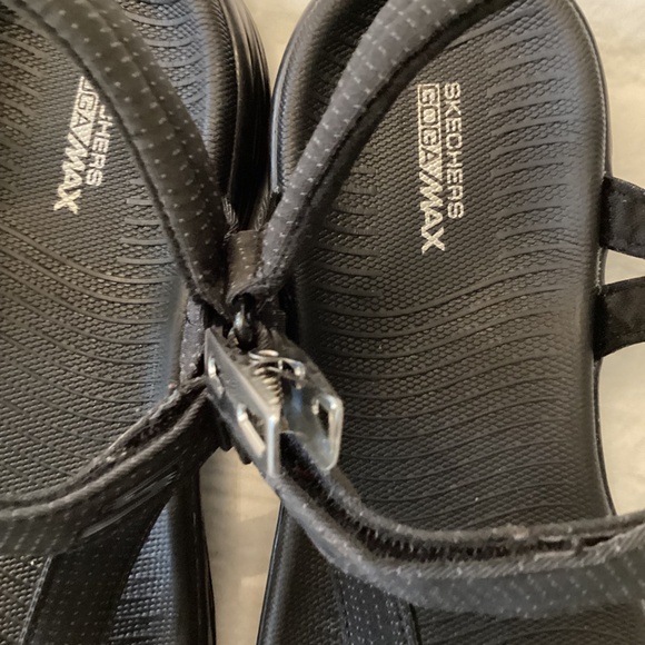 SKETCHERS GOGA MAX SANDALS ( Size: 10) PREOWNED - Picture 8 of 9